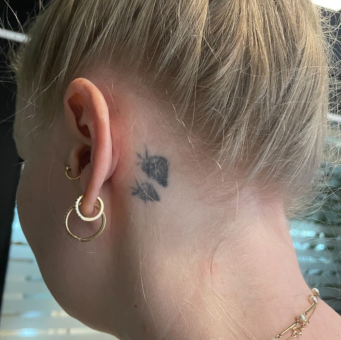 Lille tatovering bag øret — et af de mere følsomme områder